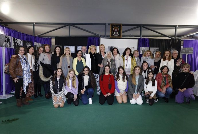 El presidente de la Diputación de Sevilla, Fernando Rodríguez Villalobos, y la alcaldesa de Castilleja de la Cuesta, Carmen Herrera, en la gala institucional con motivo del Día Internacional de la Mujer.