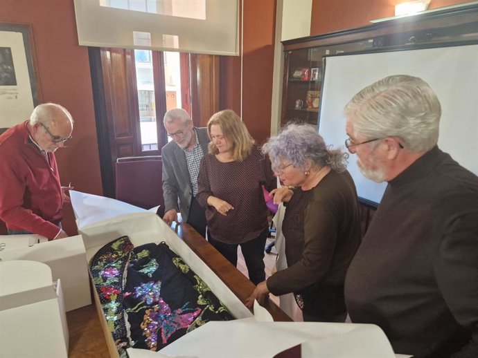 El alcalde de la localidad de Alboraya (Valencia), Miguel Chavarría, y familiares de Clarita Panach, triple ligera vecina de este municpio que se dedicó a la zarzuela con gran éxito, han firmado un convenio para la donación de material histórico.