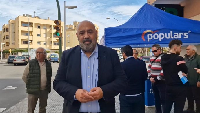 El candidato del PP a la alcaldía de Palma, Jaime Martínez, visita la zona de plaza de toros