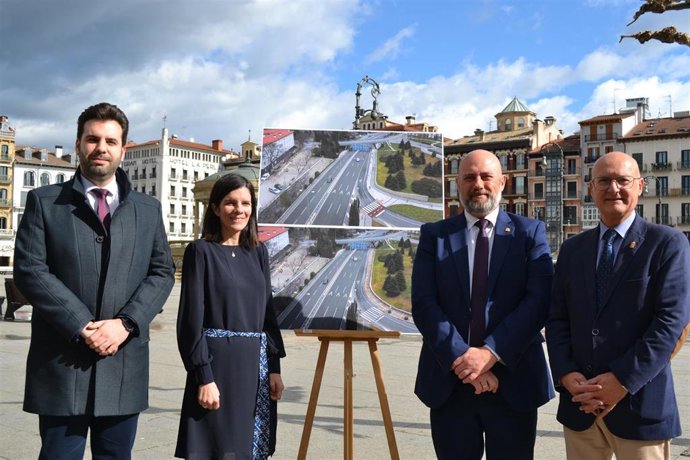 De izquierda a derecha: el alcalde de Zizur Mayor, Jon Gondan; el delegado Arasti, el consejero Ciriza ; y la directora general de Transportes, Berta Miranda, en la Plaza del Castillo con una imagen de la nueva infraestructura ciclable.