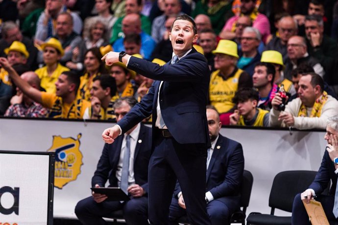Jaka Lakovic, entrenador del CB Gran Canaria, da instrucciones durante la Copa del Rey 2023