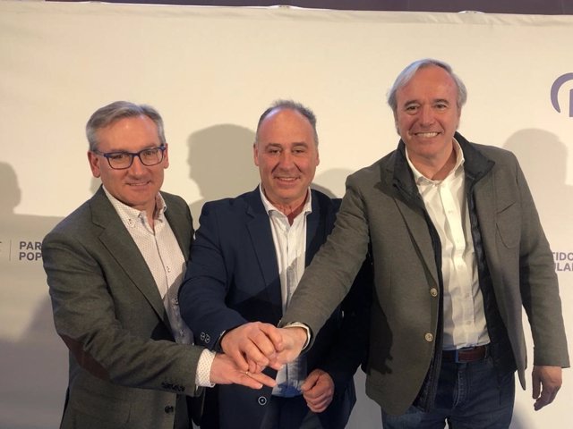 Joaquín Juste, presidente de PP turolense; Miguel Iranzo, y el presidente del PP de Aragón, Jorge Azcón