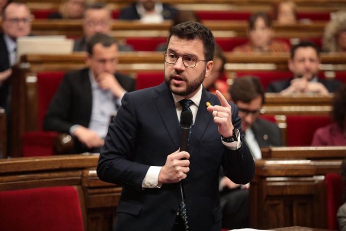 El presidente de la Generalitat, Pere Aragons, durante la sesión de control en el pleno del Parlament.