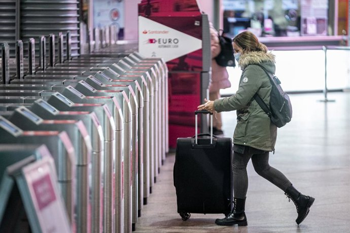 Archivo - Una mujer con maleta.
