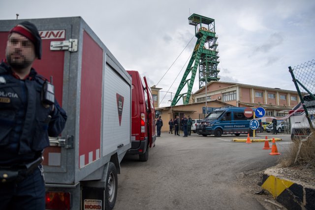 Equipos de emergencias, mossos y bomberos trabajan en la mina donde han fallecido tres trabajadores por un desprendimiento