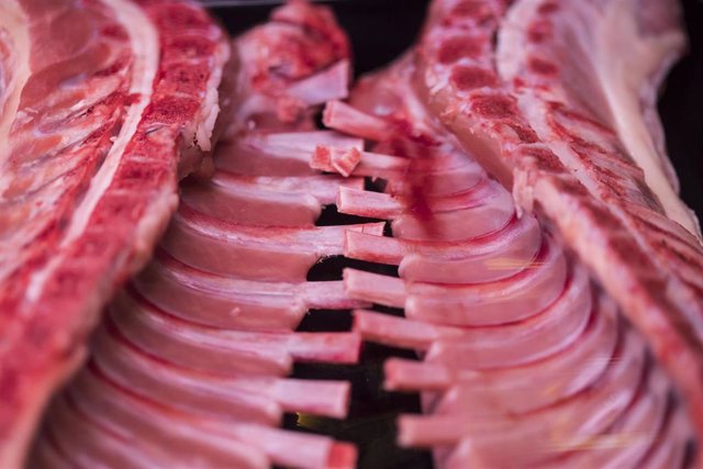 Archivo - El brote está asociado al consumo de carne blanca.