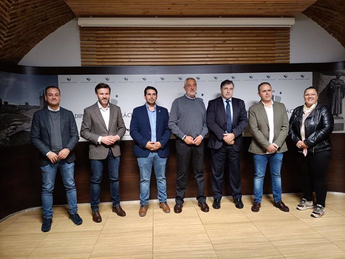 El presidente de la Diputación de Cáceres, Carlos Carlos, en el medio, junto a alcaldes, diputados y el responsables de Relaciones Institucionales de la Fundación Real Madrid, Félix González.