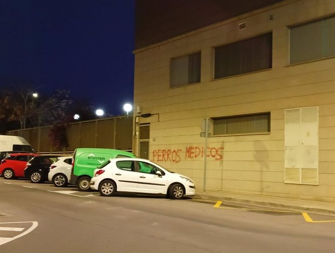 Insultos en la fachada de un centro de salud de Castellón