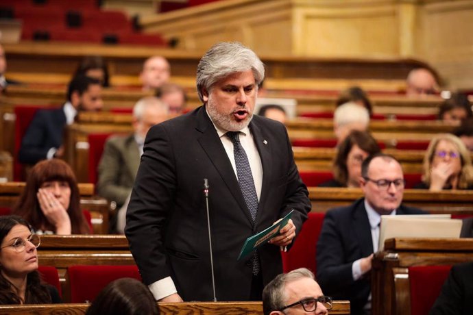 El líder de Junts en el Parlament, Albert Batet, interviene en la sesión de control en la Cámara catalana.