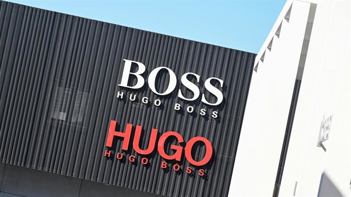Archivo - FILED - 08 March 2022, Baden-Wuerttemberg, Metzingen: The logo of the Hugo Boss fashion group, taken at an outlet store at the company's headquarters in Metzingen. Photo: Bernd Weibrod/dpa