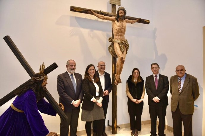 El diputado de Cultura, Manuel López Mestanza, y teniente de alcalde y delegada de Cultura de Antequera, Elena Melero, inauguran  la muestra 'Gubia y pincel, la pasión en Málaga'