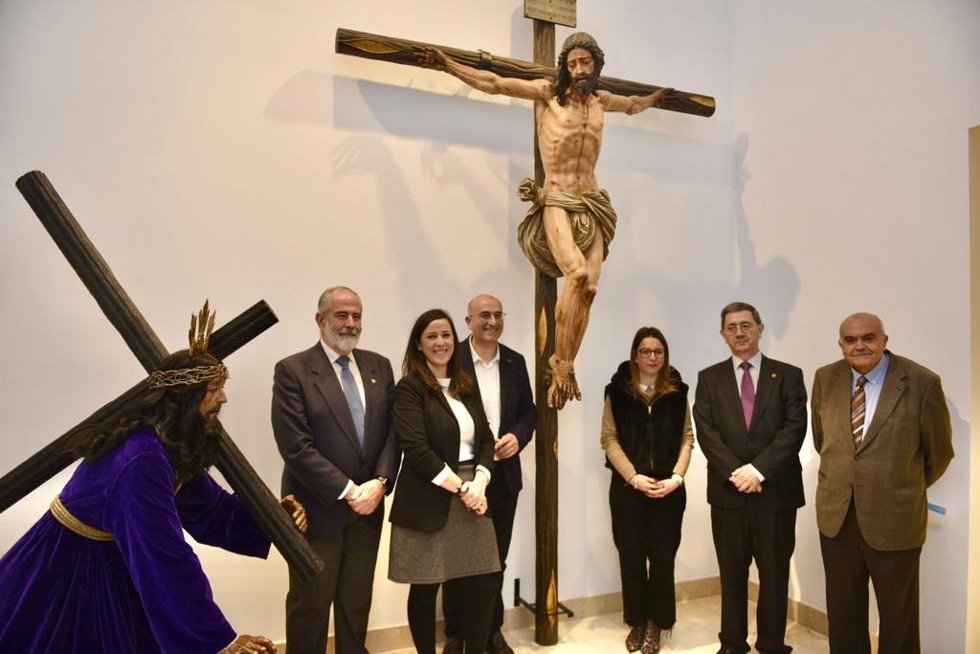 El diputado de Cultura, Manuel López Mestanza, y teniente de alcalde y delegada de Cultura de Antequera, Elena Melero, inauguran  la muestra 'Gubia y pincel, la pasión en Málaga'