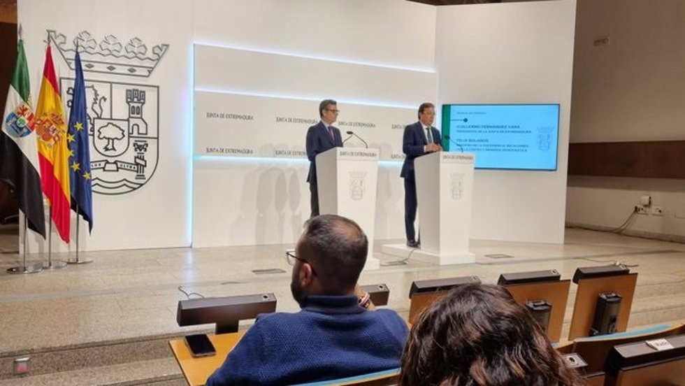 El ministro de Presidencia, Félix Bolaños, y el presidente de la Junta, Guillermo Fernández Vara, en rueda de prensa en Mérida