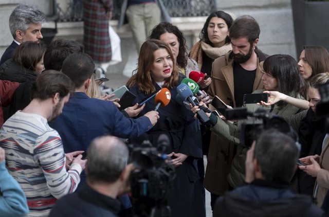 La secretaria de Estado de Igualdad, Ángela Rodríguez 'Pam', atiende a medios a su llegada a una sesión plenaria en el Congreso de los Diputados, a 9 de marzo de 2023, en Madrid (España).