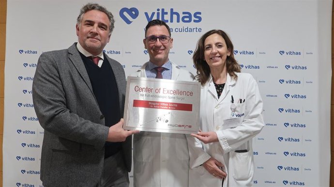 El doctor Rafael Periañez, especialista en cirugía ortopédica y traumatología, con el reconocimiento logrado por el centro hospitalario.