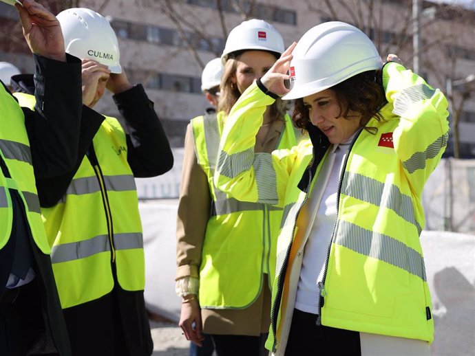 La presidenta de la Comunidad de Madrid, Isabel Díaz Ayuso (d), durante su visita a las obras de edificación y el piso piloto de una de las promociones del Plan Vive del Gobierno regional, en San Sebastián de los Reyes, a 9 de marzo de 2023, en Madrid (
