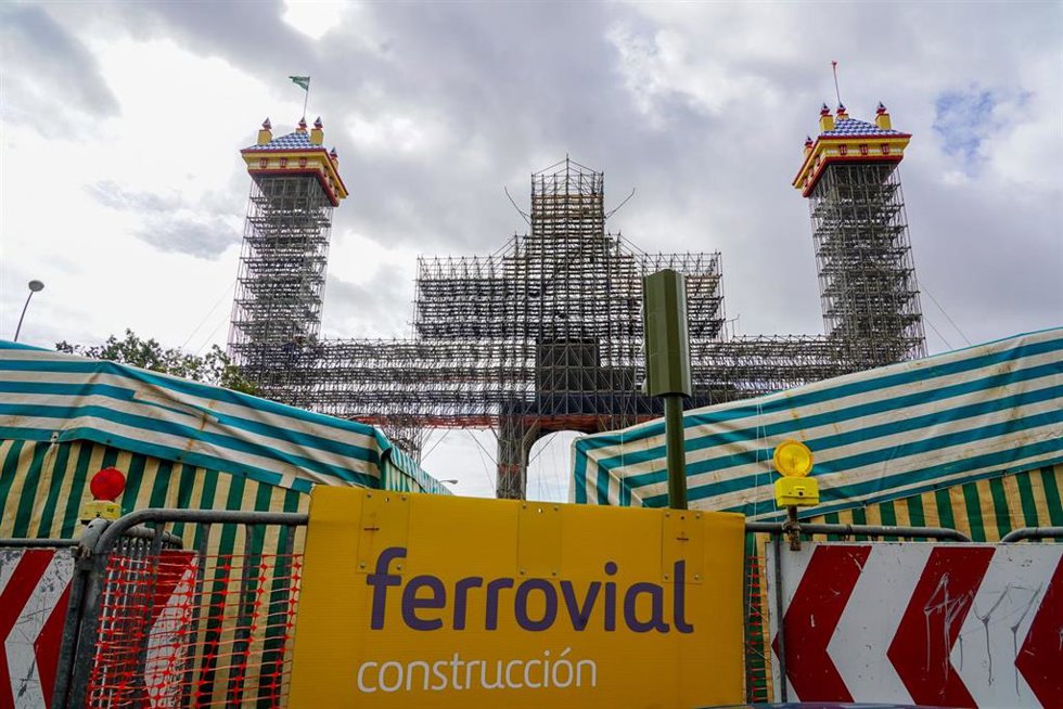 Trabajadores en tarea de montaje de la portada de  la Feria de Abril del 2023