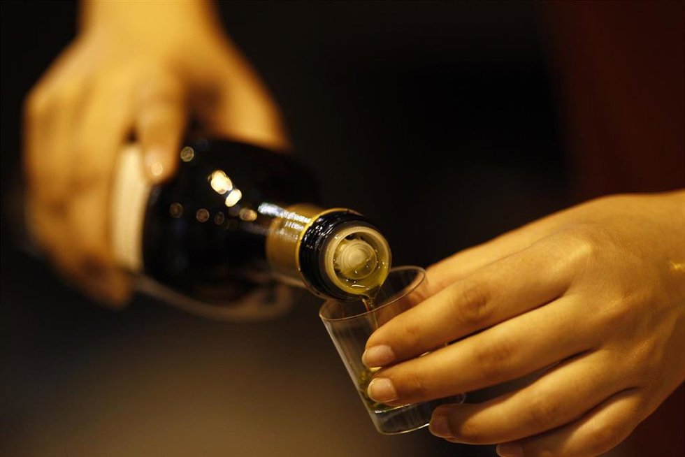 Archivo - Imagen de archivo de una botella de aceite