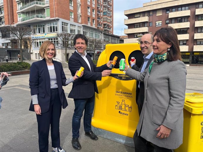 Asier Iragorri, Nerea Renteria, Amaia Antxustegi y Fernando Blázquez presentan Reciclos en Basauri.