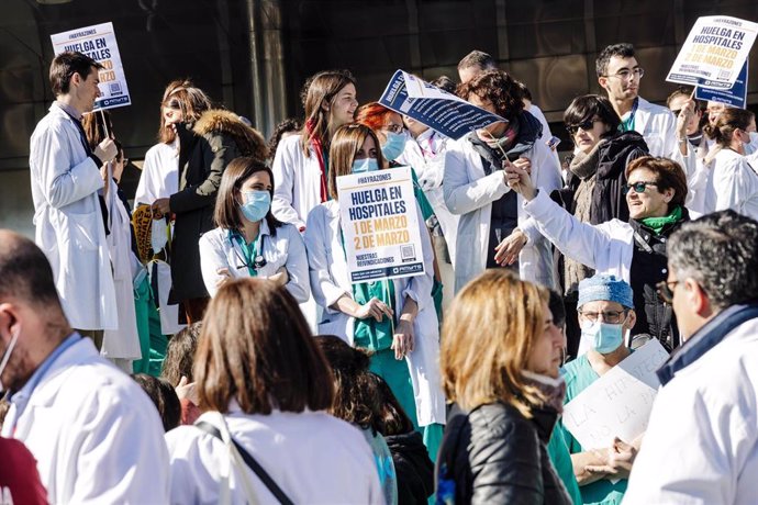 Varios médicos y sanitarios protestan durante una concentración a las puertas del Hospital 12 de octubre