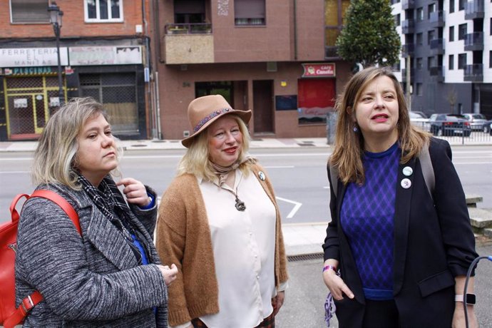 La candidata a la Alcaldía Belén Suárez Prieto, junto a la portavoz de Somos Oviedo, Ana Taboada, en el barrio de El Cristo.