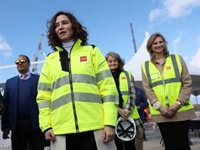 Ayuso ve el aborto un asesinato y tacha de "patochada" el vídeo de 'Pam' en el 8M con manifestantes atacando a Abascal