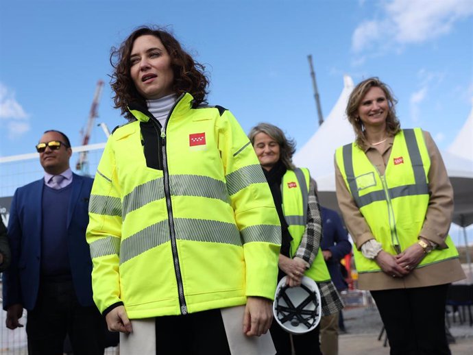 La presidenta de la Comunidad de Madrid, Isabel Díaz Ayuso (2i), y la consejera de Medio Ambiente, Vivienda y Agricultura, Paloma Martín (d), durante su visita a las obras de edificación y el piso piloto de una de las promociones del Plan Vive del Gobie