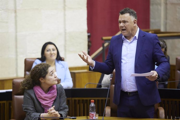 El portavoz adjunto del Grupo Parlamentario Por Andalucía, Juan Antonio Delgado, se estrena en la sesión de control en el Parlamento de Andalucía. 