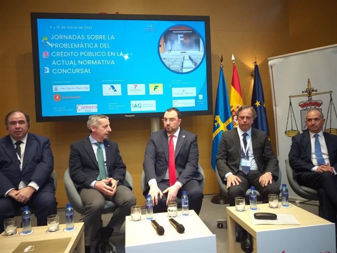 El presidente del Principado de Asturias, Adrián Barbón (en el medio), asiste a la inauguración de las  Jornadas sobre la problemática del crédito público en la actual normativa concursal, en el salón de plenos de la Cámara de Comercio  de Gijón