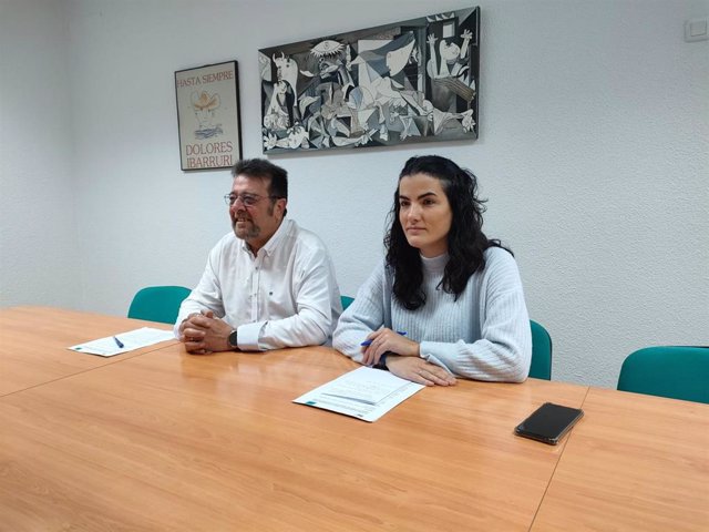 Rafael Jurado y Carmen Barranco firman el acuerdo de coalición entre IU y Más País.