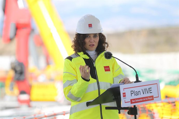 La presidenta de la Comunidad de Madrid, Isabel Díaz Ayuso, interviene durante su visita a las obras de edificación y el piso piloto de una de las promociones del Plan Vive.