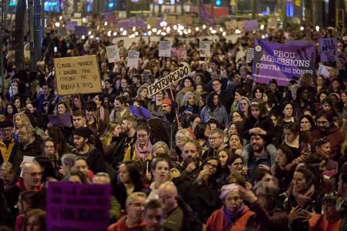 Miles de personas protestan con carteles durante la manifestación que abandera la Assemblea 8M por el 8M, Día Internacional de la Mujer, a 8 de marzo de marzo de 2023, en Barcelona, Catalunya (España). Barcelona es una de las múltiples ciudades española