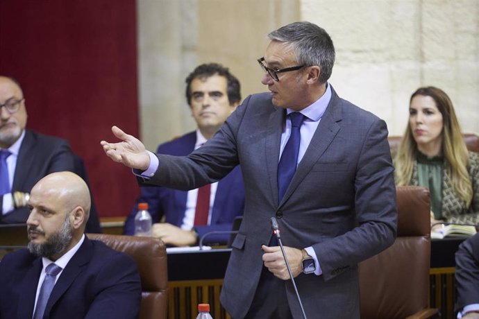 El portavoz del Grupo Parlamentario Vox, Manuel Gavira, en su pregunta al presidente de la Junta de Andalucía, Juanma Moreno.   