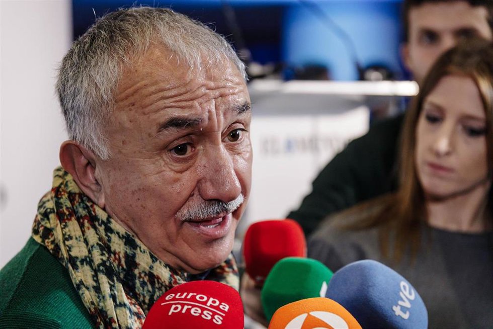 El secretario general de UGT, Pepe Álvarez, atiende a medios tras un desayuno informativo en el Hotel Westin Palace, a 9 de marzo de 2023, en Madrid (España). El diario El Mundo ha organizado este encuentro informativo.