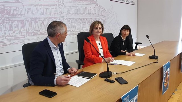 De izquierda a derecha, el vicerrector de Responsabilidad Social, Cultural y Deportes de la Universidad de León, Isidoro Martínez; la concejal de Acción y Promoción Cultural, Evelia Fernández; y la coordinadora de FEE, Magalí Labarta.
