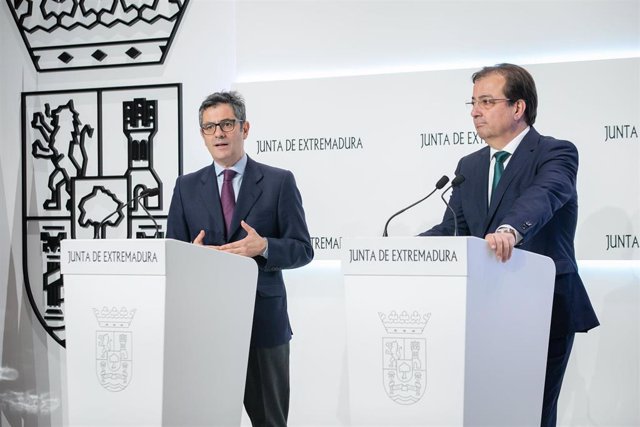 El ministro de la Presidencia, Félix Bolaños, con el presidente de la Junta de Extremadura en rueda de prensa en Mérida