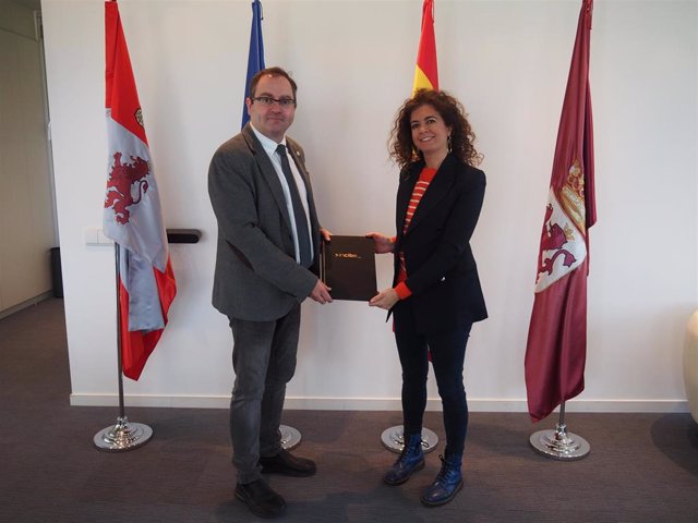 El director general del Instituto Nacional de Ciberseguridad (Incibe), Félix Barrio, y la directora de la Fundación Universia, Sonia Viñas.