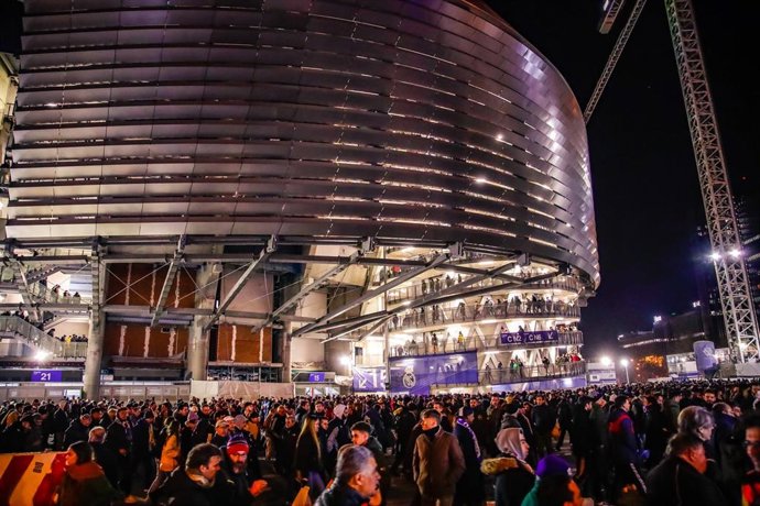 Aficionados en las inmediaciones del estadio Santiago Bernabéu.