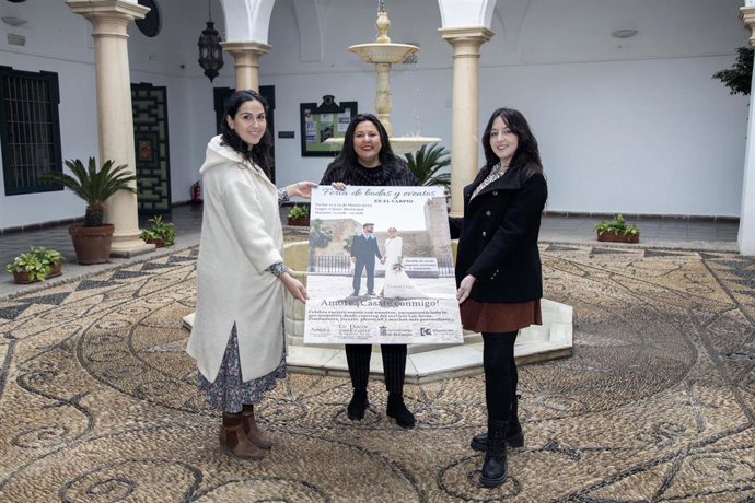 La presidenta de Iprodeco, Dolores Amo (centro), en la presentación de la Feria de Boda y Eventos de El Carpio.