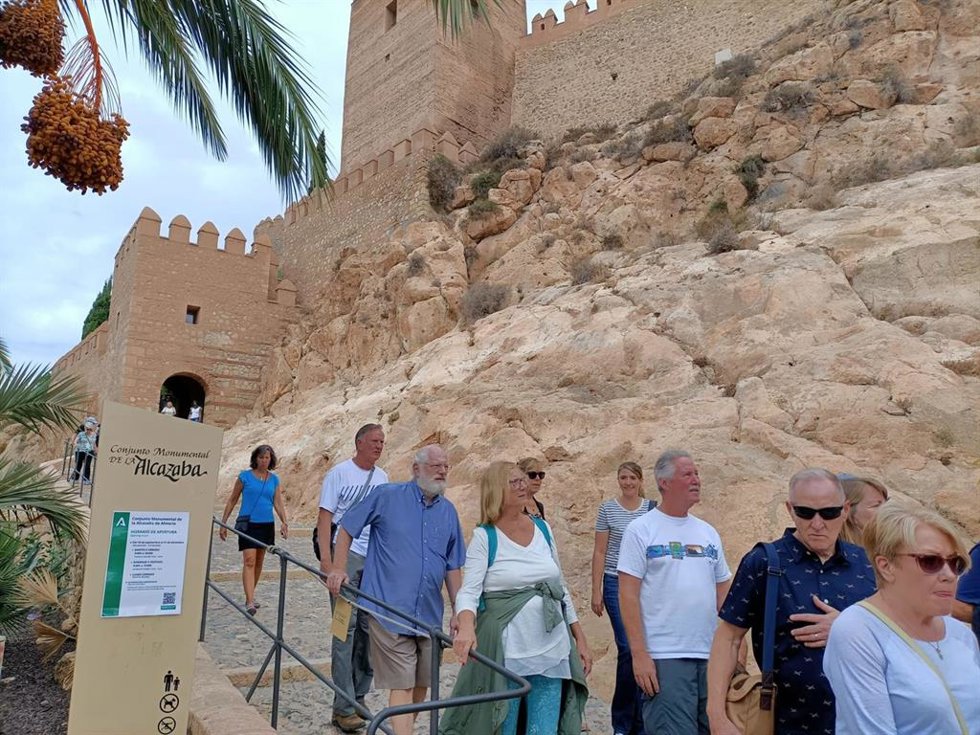 Archivo - Un grupo de turistas sale de la Alcazaba de Almería.