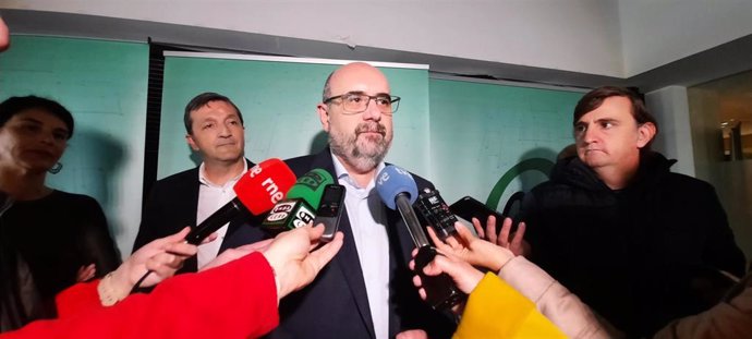 El presidente nacional del sindicato CSIF, Miguel Borra, atiende a los medios en BAdajoz