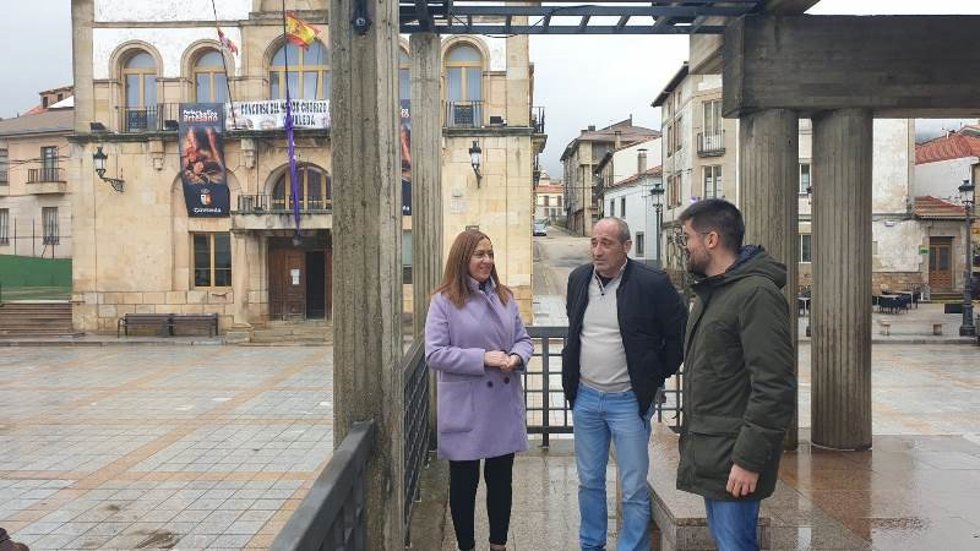 De izda a dcha, Virginia Barcones, José Llorente y Carlos Llorente en Covaleda.