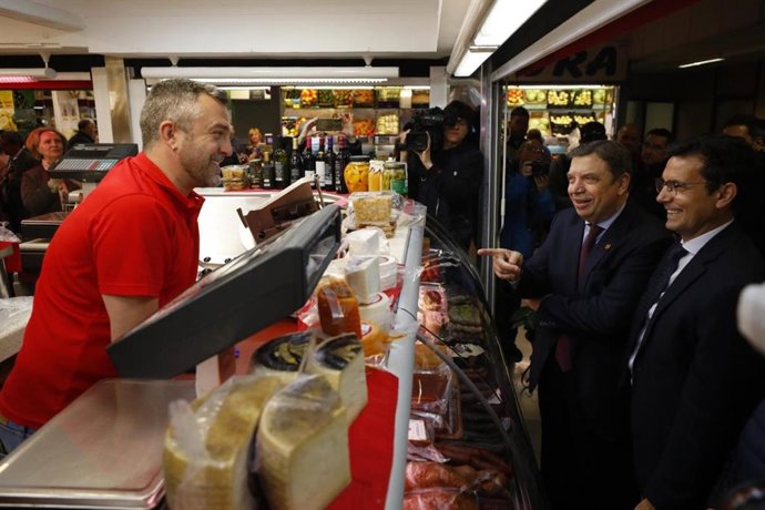 Luis Planas y Francisco Cuenca, a la derecha en la imagen, conversan con un comerciante de Merca80 en Granada