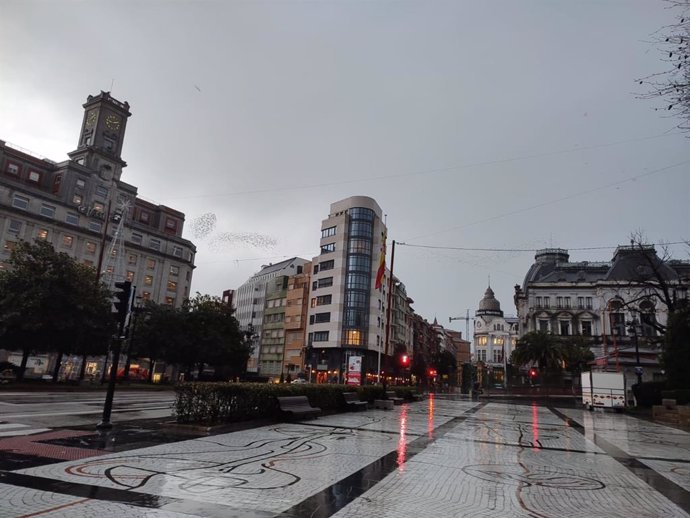 Archivo - El Paseo de los Álamos del Campo San Francisco de Oviedo en una jornada de lluvia.