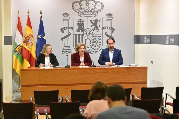 La delegada del Gobierno, Beatriz Arraiz,  junto a la consejera de Vivienda, Eva Hita, y el director general de Política Vivienda, Francisco Javier Caldito.