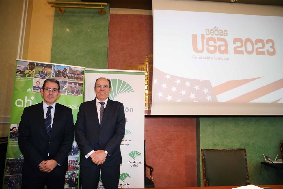 El director general de la Fundación Bancaria Unicaja, Sergio Corral, y el director general de la organización especializada en educación internacional Aston Herencia, Enrique León, en la presentación de la nueva edición de Becas USA