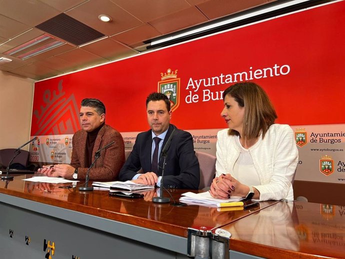 El vicealcalde de Burgos, Vicente Marañón, el alcalde de Burgos, Daniel de la Rosa, y la portavoz socialista Nuria Barrio