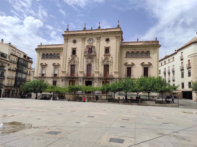 Archivo - Fachada del ayuntamiento de Jaén desde la Plaza de Santa María