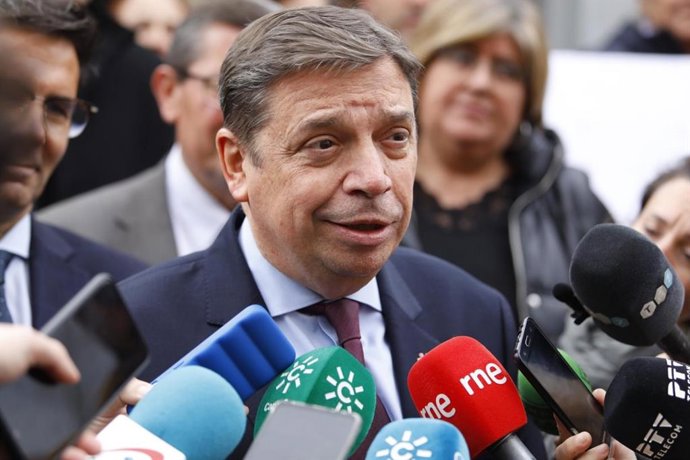 Luis Planas atiende a los medios a las puertas de Merca80 en Granada