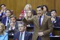 Moreno y Espadas cruzan reproches en el Parlamento por los conciertos sanitarios tras la corrección de la orden de Salud
